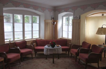 Große Gaststube in Marbach an der Donau als Salon mit historischen Sitzmöbeln eingerichtet.